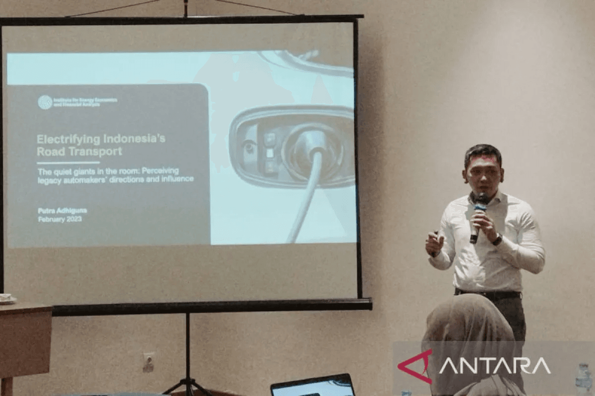 Analis energi IEEFA Putra Adhiguna saat peluncuran laporan "Electrifying Indonesia's Road Transport" di Jakarta, Senin (6/2/2023). ANTARA/Benardy Ferdiansyah