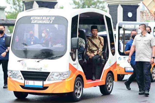 Presiden Joko Widodo saat menjajal kendaraan listrik (Dok. Kemendikbudristek)
