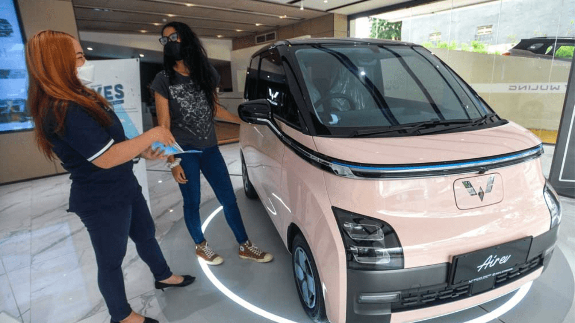 Calon pembeli tengah melihat kendaraan listrik Wuling Air EV
