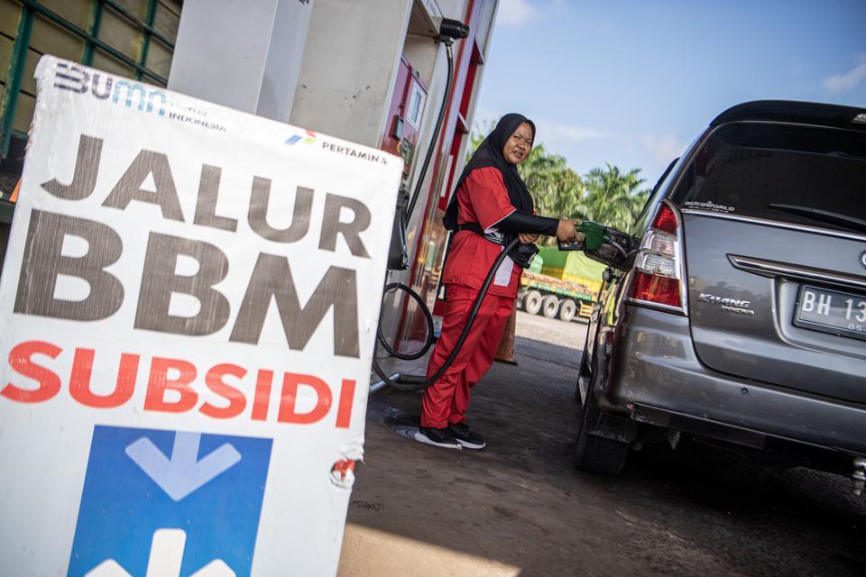Petugas melayani pengisian bahan bakar minyak (BBM) jenis solar ke mobil di SPBU 24.307.167 Jalan Raya Palembang - Jambi KM86, Tanjung Kerang, Sungai Lilin, MuSi Banyuasin, Sumatera Selatan, Selasa (11/4/2023). (Sumber: Antara Foto)