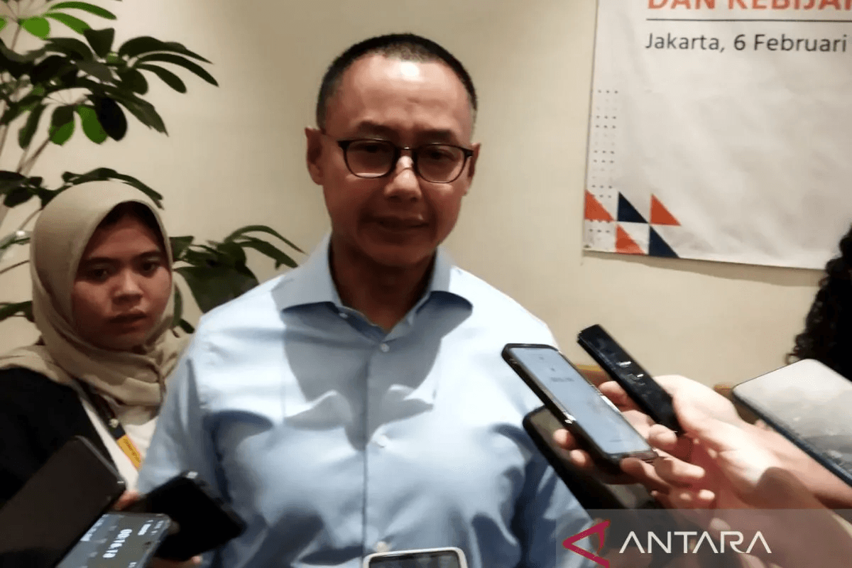 Wakil Ketua Komisi VII DPR RI Eddy Soeparno memberikan keterangan kepada wartawan usai menghadiri peluncuran laporan Institute for Energy Economics and Financial Analysis (IEEFA).