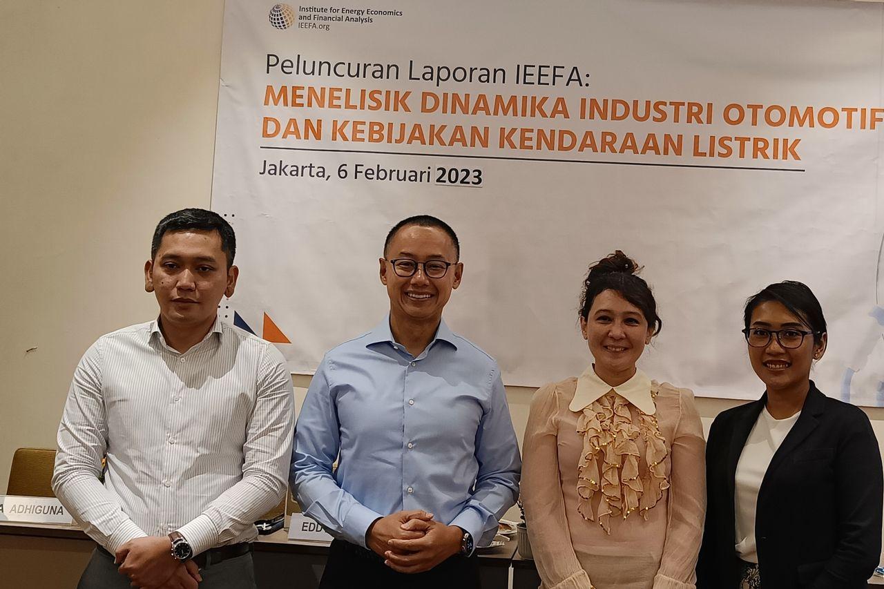 Analis Energi IEEFA sekaligus Penulis Laporan Putra Adhiguna (kiri). Foto: Theresia Agatha/VOI