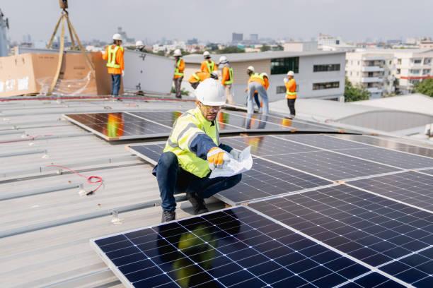 Ilustrasi pekerja sedang mengerjakan instalasi panel surya di atap bangunan. (Sumber: istockphoto.com)